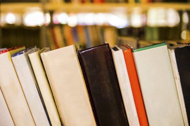 Kütüphanedeki kitaplar.