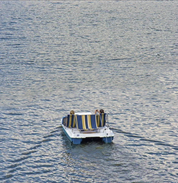 Bateau à pédale sur la rivière — Photo