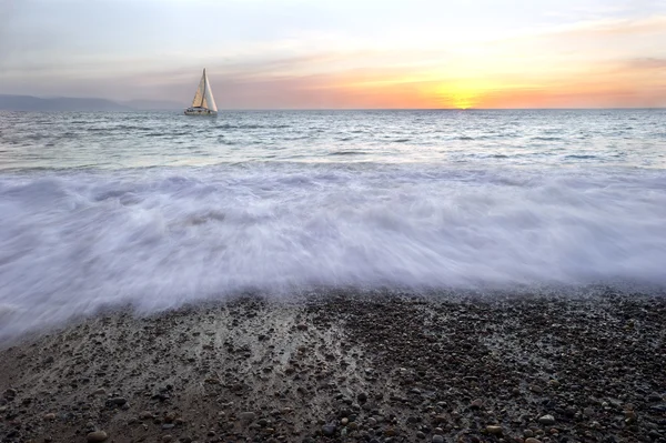 Zeilboot zonsondergang zeegezicht — Stockfoto
