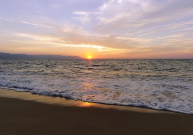 günbatımı okyanus dalgaları