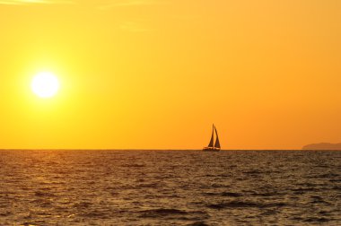 Yelkenli günbatımı siluet