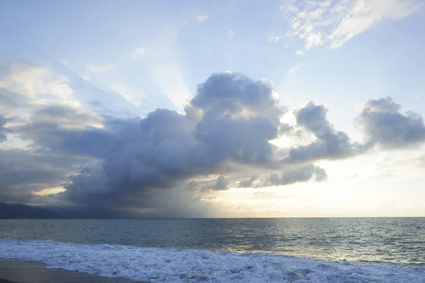 Sun ray wolken — Stockfoto