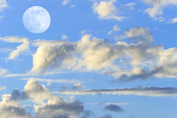 Nuvole di luna Cieli — Foto Stock