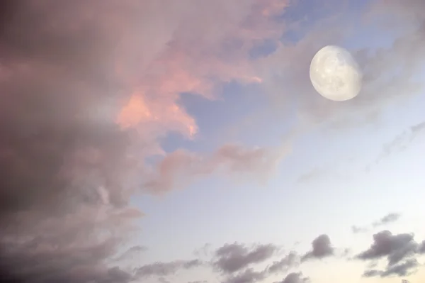 Nuvole di luna Cieli — Foto Stock