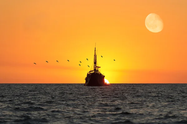 Oceaan zonsondergang schip — Stockfoto