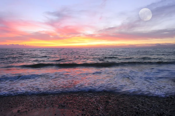 günbatımı okyanus dalgaları