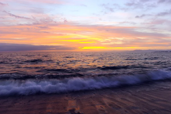 Wellen bei Sonnenuntergang — Stockfoto