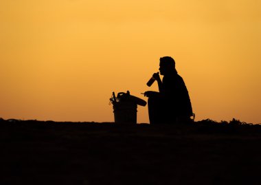 adam bira sigara siluet