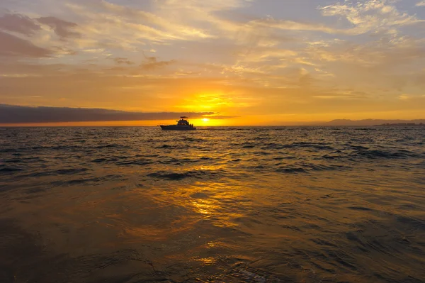 Bateau de pêche coucher de soleil — Photo
