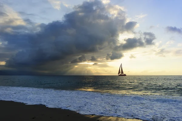 Zeilboot zonsondergang zon balken — Stockfoto