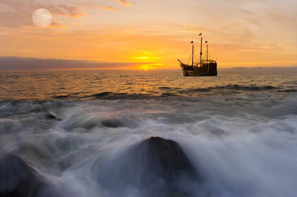 Oceaan zonsondergang schip Fantasy — Stockfoto