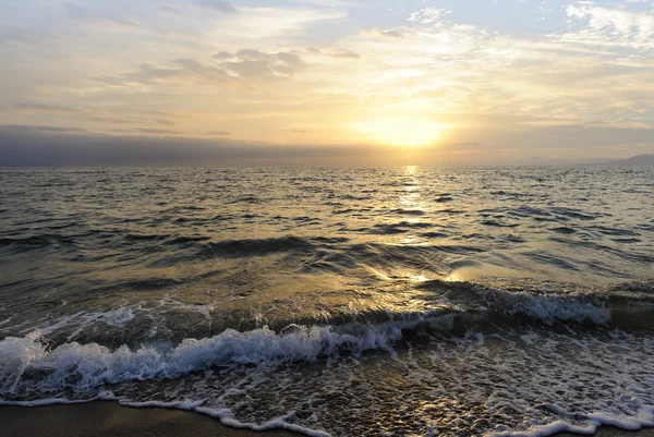 Oceaan zonsondergang golven — Stockfoto