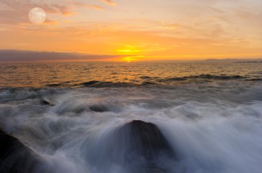 günbatımı okyanus dalgaları