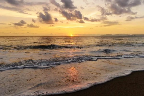 Oceaan zonsondergang golven — Stockfoto