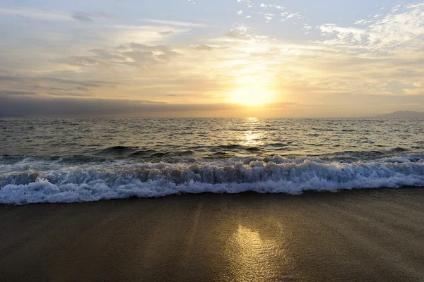 Oceaan zonsondergang golven — Stockfoto