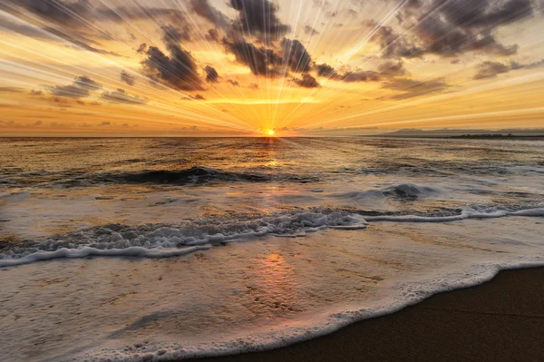 Солнечные лучи заката океана — стоковое фото