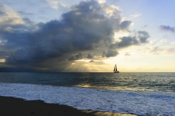 Zeilboot silhouet zon balken — Stockfoto