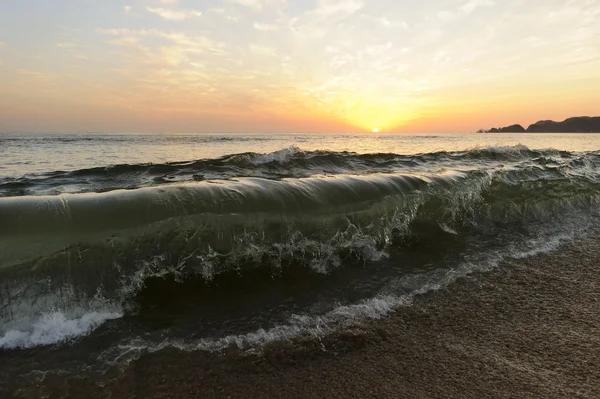 Rompiendo olas en la orilla —  Fotos de Stock