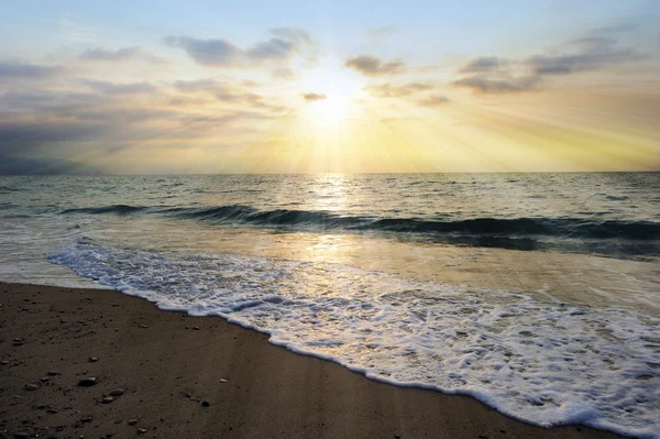 Oceaan zonsondergang stralen — Stockfoto