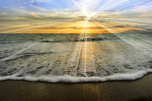 Raggi del tramonto dell'oceano — Foto Stock