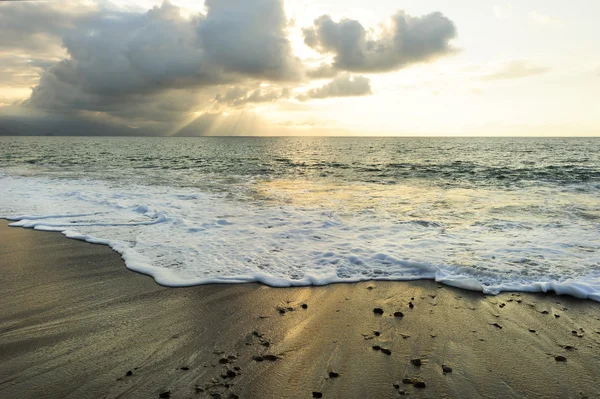 Oceanen solnedgång solstrålarna — Stockfoto