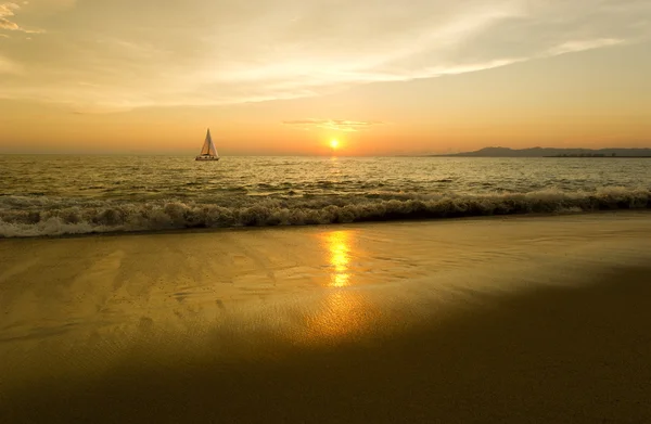 Ocean ιστιοπλοΐα ηλιοβασίλεμα — Φωτογραφία Αρχείου