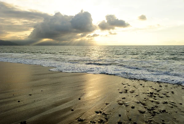 Oceaan zonsondergang zonnestralen — Stockfoto