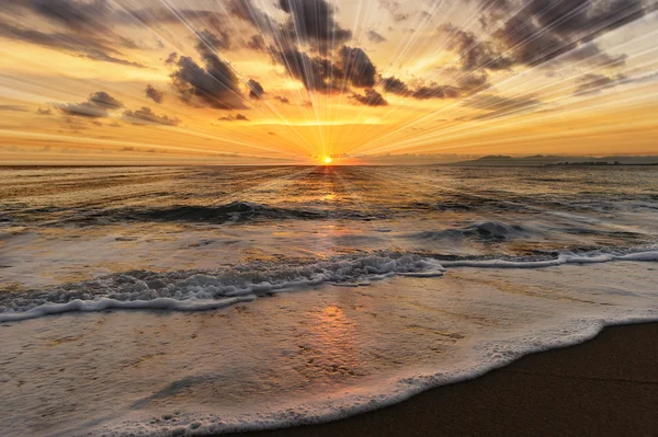 太平洋に沈む夕日の光線 — ストック写真