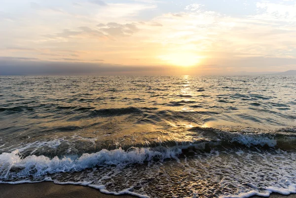 Zonsondergang oceaan strand — Stockfoto