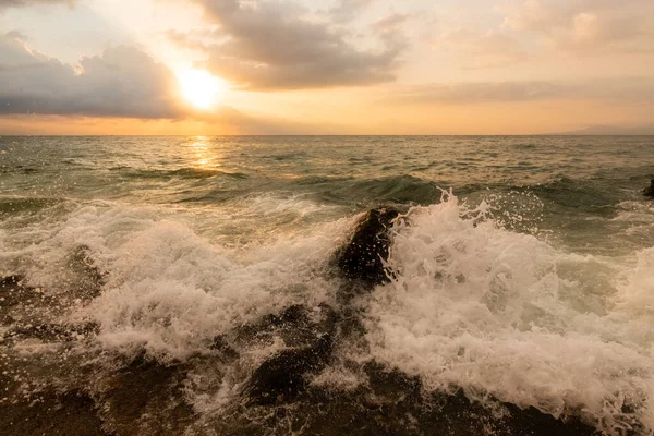 Una Ola Océanos Atardecer Está Rompiendo Orilla Del Mar Con —  Fotos de Stock