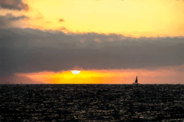 주황색 하늘로 바다를 항해하는 — 스톡 사진