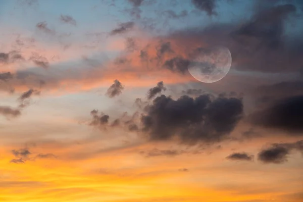 Una Luna Llena Está Saliendo Cielo Colorido Atardecer — Foto de Stock