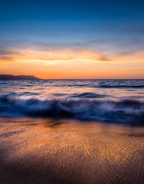 Függőleges Kép Egy Színes Óceáni Naplementéről Hullámtöréssel Parton Nap Lenyugszik — Stock Fotó