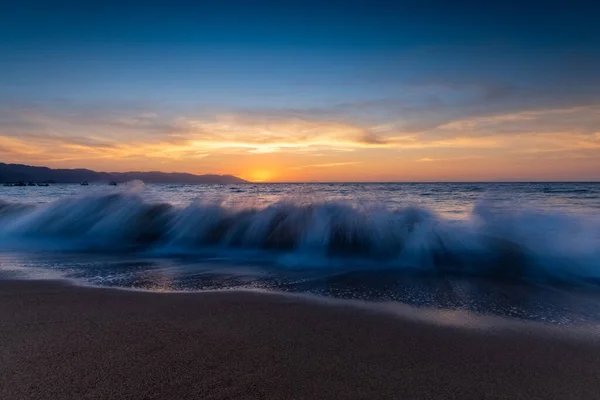 파도가 부서지는 바다의 Sun Sets Horizon — 스톡 사진