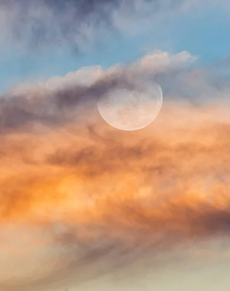 Una Luna Llena Está Saliendo Cielo Colorido Atardecer Formato Imagen —  Fotos de Stock