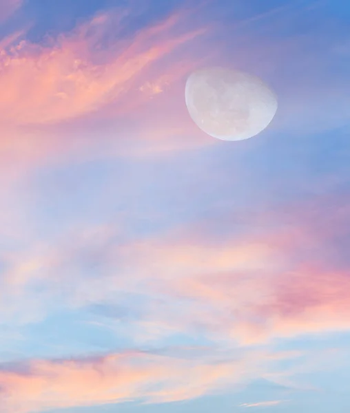 Una Luna Llena Está Saliendo Cielo Colorido Atardecer Formato Imagen —  Fotos de Stock