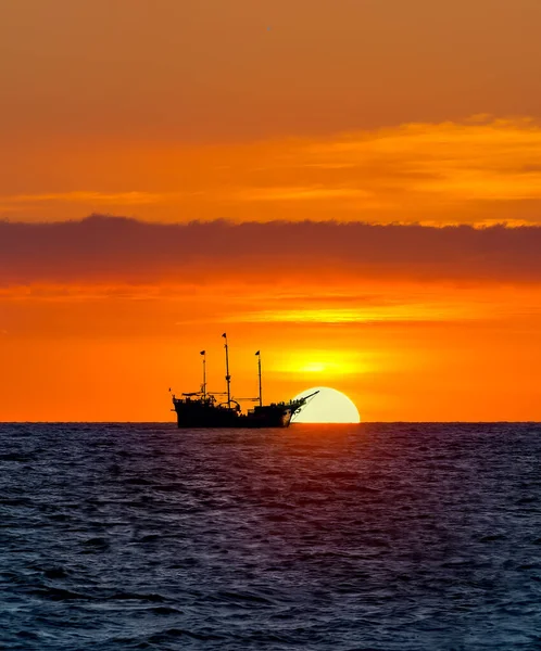 Een Schip Zeilen Langs Oceaan Als Een Levendige Kleurrijke Zonsondergang — Stockfoto