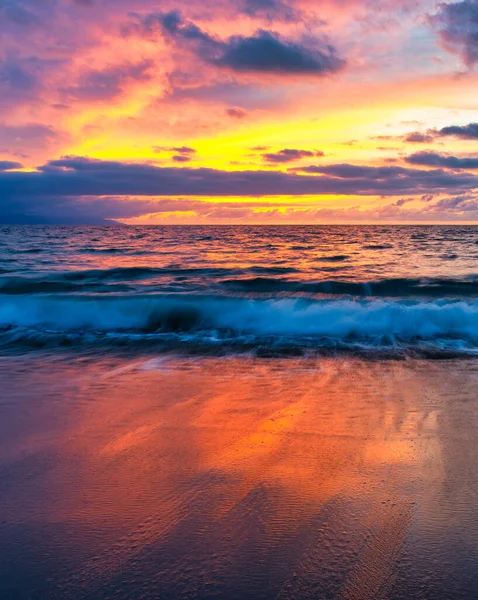 Een Kleurrijke Ocean Sunset Sky Als Een Zachte Golf Rolt — Stockfoto