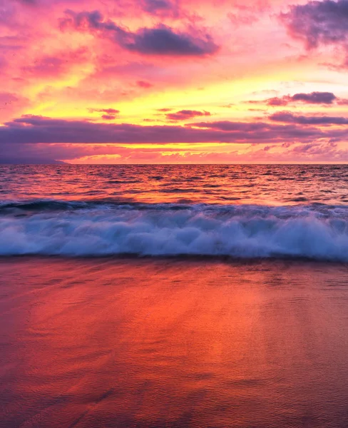 Cielo Colorido Atardecer Del Océano Mientras Una Suave Ola Ondea — Foto de Stock