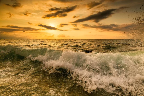 Val Prăbușește Țărm Timp Soarele Află Orizontul Oceanului — Fotografie, imagine de stoc