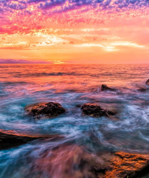 Deniz Kıyısında Okyanus Ufkunda Dikey Görüntü Şeklinde Batan Güneş Batarken — Stok fotoğraf