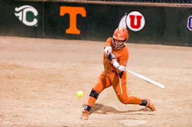 Bir Teksaslı Longhorn oyuncusu, Puerto Vallarta, Jalisco Mexico 'daki PV Softball Turnuvası' nda Bayan İsyancılara karşı vuruyor..