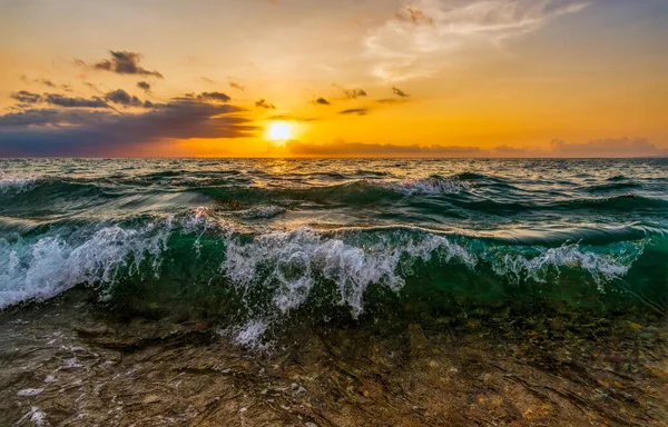 Una Ola Estrella Orilla Del Mar Mientras Sol Pone Colorido —  Fotos de Stock