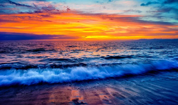 Pôr Sol Colorido Oceano Como Uma Onda Rola Para Costa — Fotografia de Stock