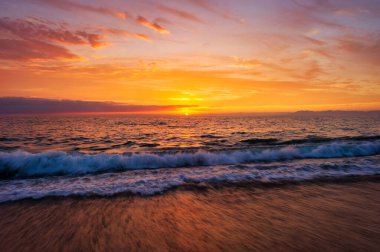 Renkli Okyanus Günbatımı Gökyüzü Kıyıya Yumuşak bir dalga gibi yuvarlanıyor