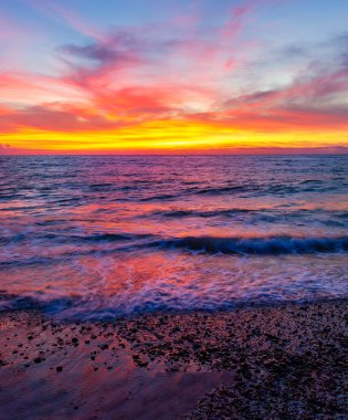 Renkli Okyanus Günbatımı Gökyüzü Dik Resim Biçiminde Nazik Dalga Kıyıya Yuvarlanır