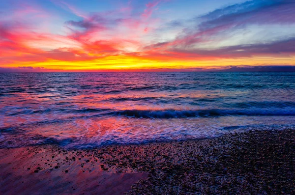 Céu Colorido Pôr Sol Oceano Como Uma Onda Suave Rola — Fotografia de Stock