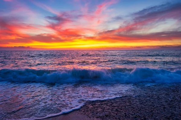 Céu Colorido Pôr Sol Oceano Como Uma Onda Suave Rola — Fotografia de Stock