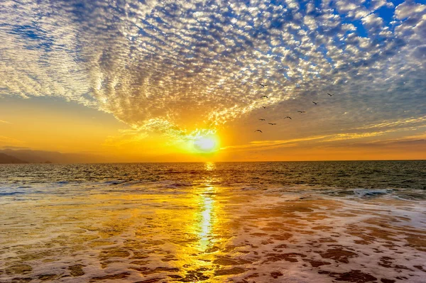 Colorful Detailed Ocean Sunset Cloudscape Gentle Wave Rolls Seashore — Stock Photo, Image