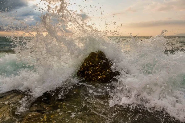 Una Ola Está Rompiendo Salpicando Las Rocas Del Mar Como —  Fotos de Stock